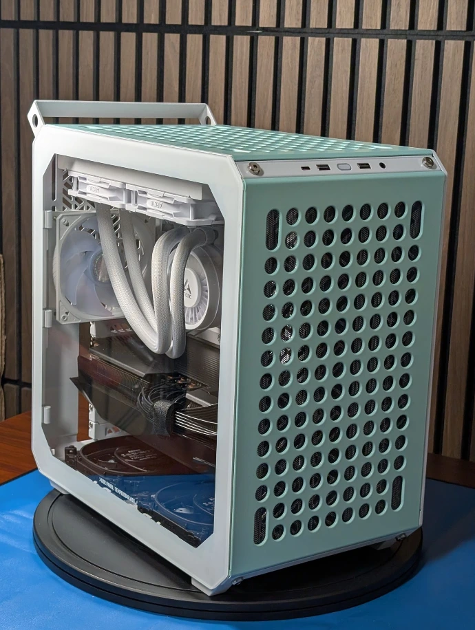 CoolerMaster qube 500 gaming PC mint grün